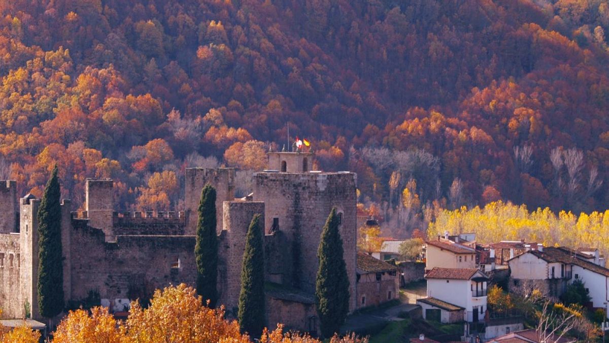 El castillo se puede observar en el cerro sobre el que se asienta la villa salmantina, en plena comarca de la Sierra de Béjar