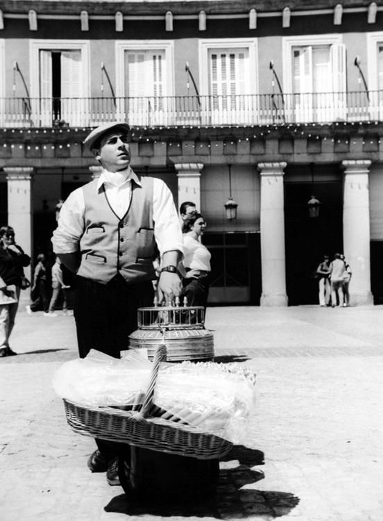 Barquillero en la Plaza Mayor durante las Fiestas de San Isidro (sin fecha) 