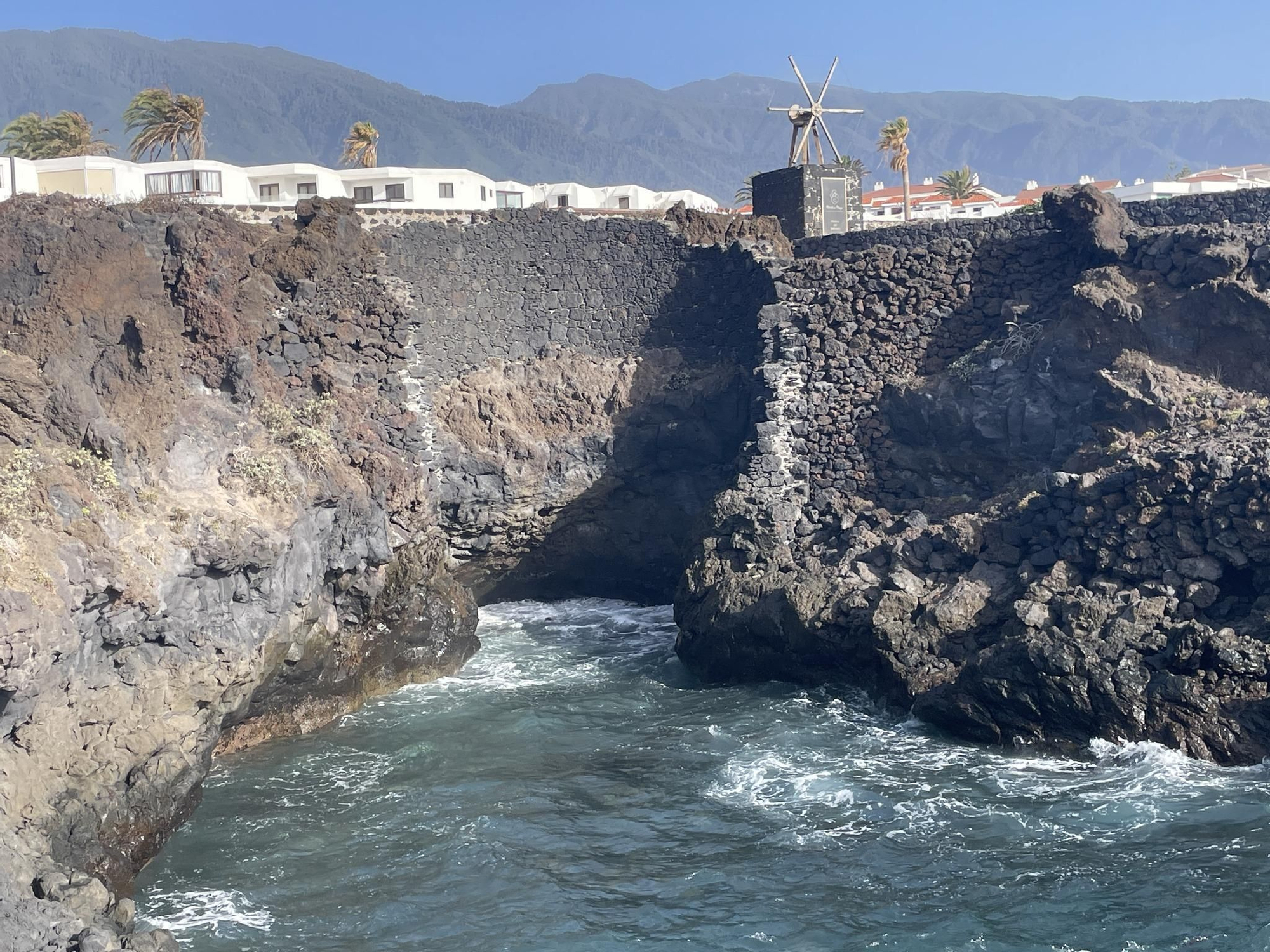 Muro oriental del complejo salinero  de Los Cancajos, rehabilitado recientemente.