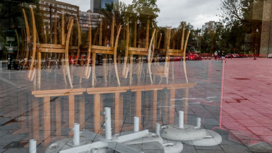 Una terraza cerrada en Bruselas, en una fotografía de archivo. EFE/EPA/STEPHANIE LECOCQ