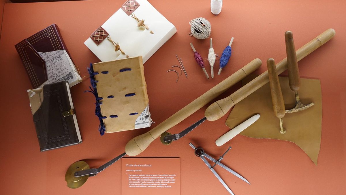 Materiales y herramientas usadas para encuadernar, así como reproducciones de encuadernación islámica tradicional, mudéjar y morisca.