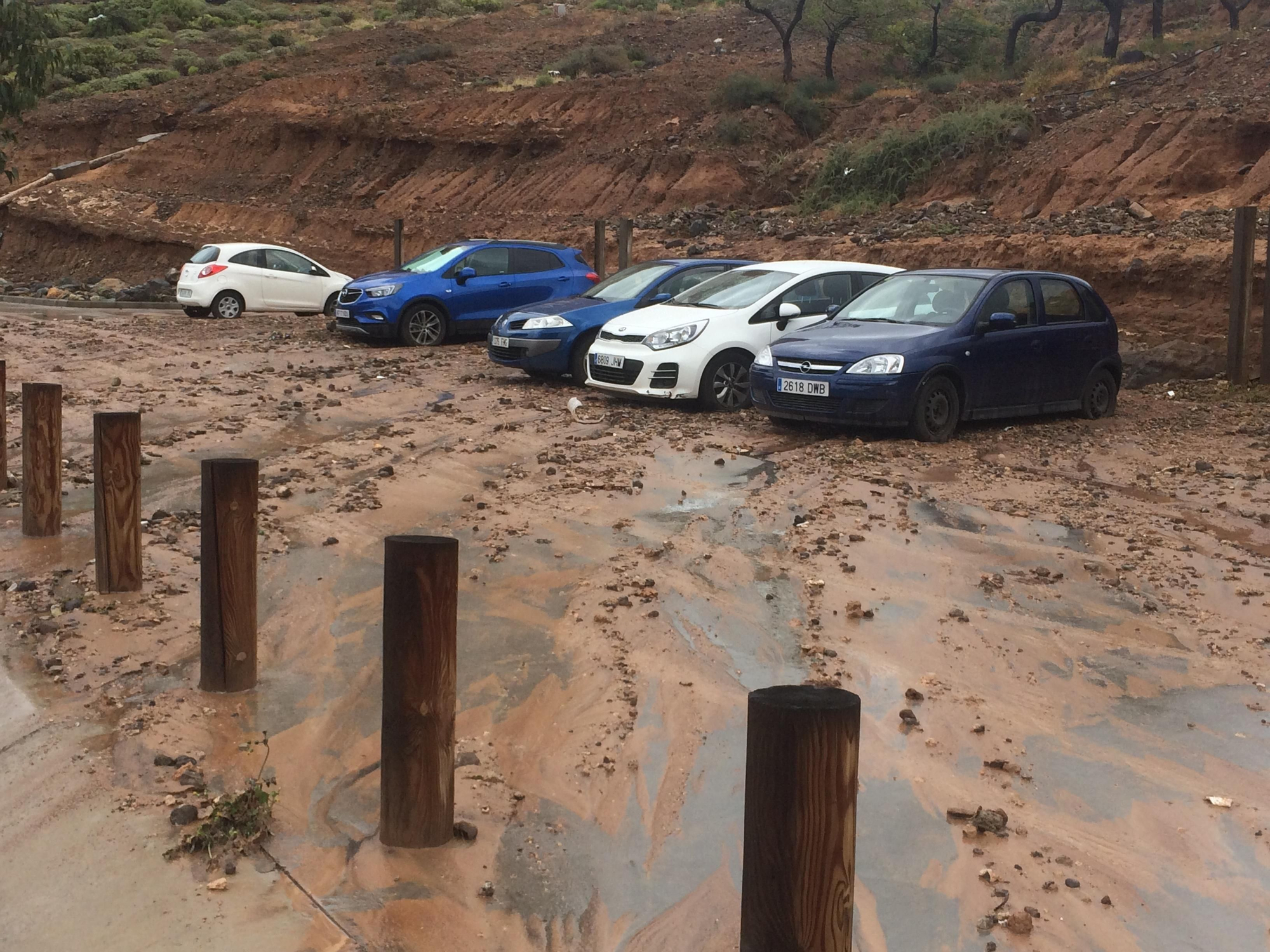 Coches atrapados por un lodazal en Las Palmas