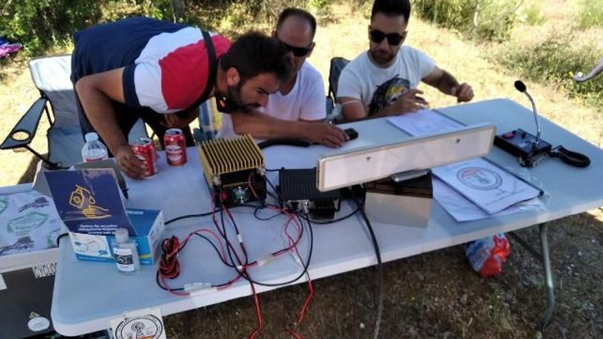 Miembros del grupo Banda Ciudadana de radioaficionados, este sábado en Las Lomas.