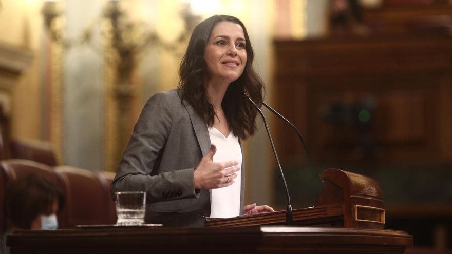 La presidenta de Ciudadanos, Inés Arrimadas interviene durante una sesión plenaria en el Congreso de los Diputados, en Madrid (España), a 17 de diciembre de 2020.