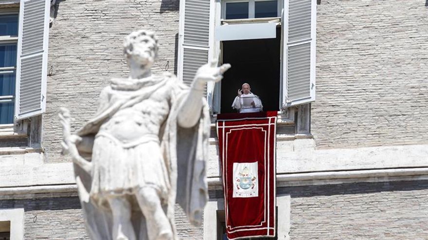 El papa denuncia el "intolerable" bombardeo del centro de inmigrantes libio