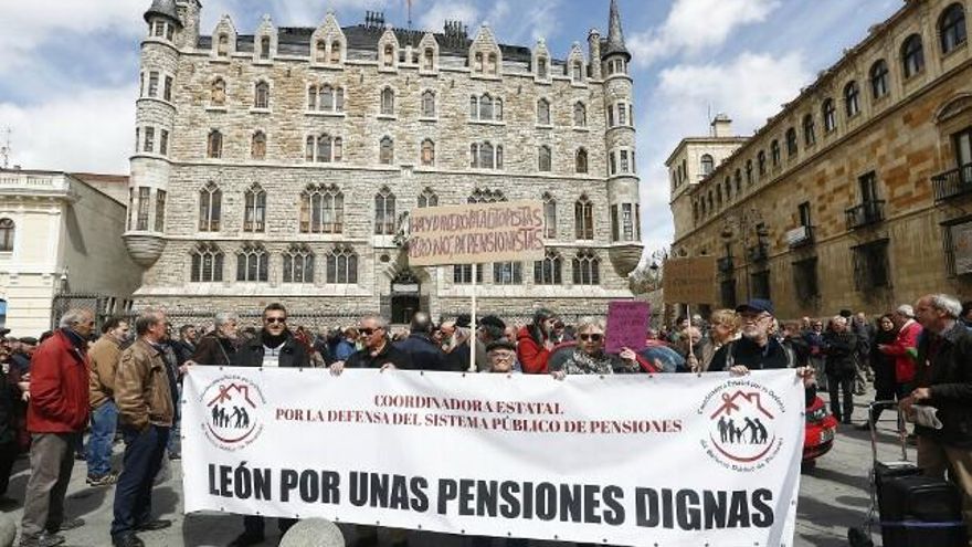 Concentración por unas pensiones dignas este lunes frente al Edificio Botines de León capital.