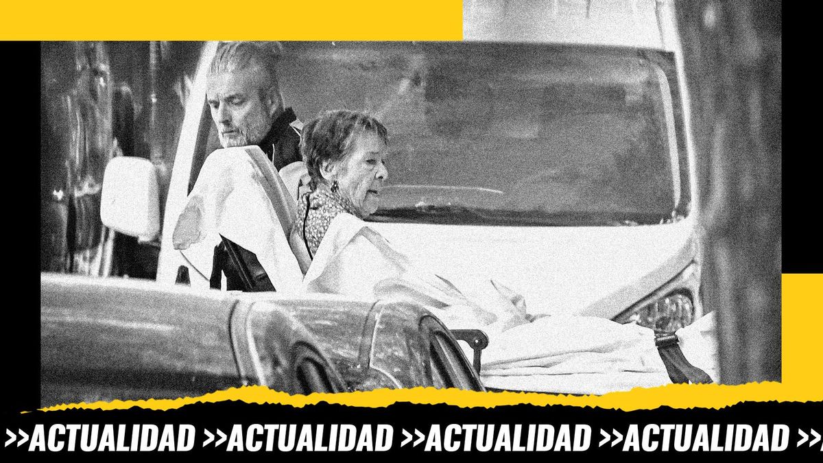 Fotografía de Maricarmen en el momento en el que es sacada de su hogar en camilla tras el desahucio