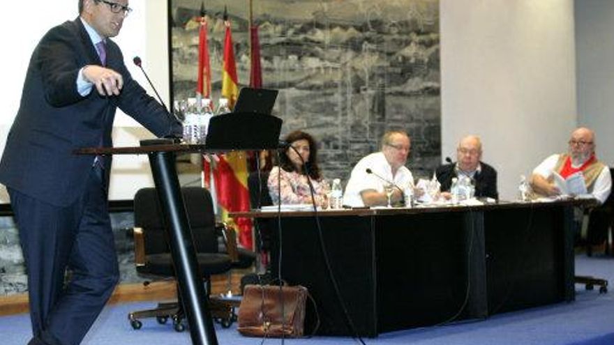 Carlos S. Campillo / Ical. El director general de Familia y Política Social de la Junta, Carlos Raúl de Pablos, durante su intervención en el I Simposio Internacional sobre Atención Individualizada a Jóvenes celebrado en la capital leonesa.