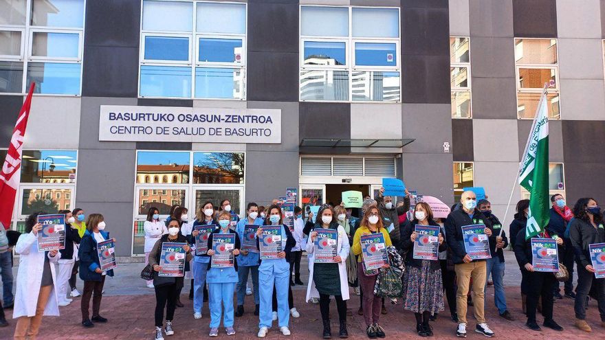 Concentración en contra de la falta de personal en la Atención Primaria en el Centro de Salud de Basurto, en Bilbao