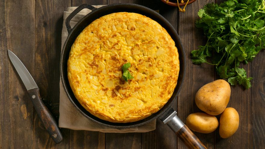 Ni con freidora ni con air fryer: esta es la receta alternativa de la tortilla de patatas para una versión más saludable