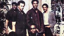 Los seis fundadores del Black Panther Party (1966): Elbert "Big Man" Howard, Huey P. Newton (ministro de Defensa), Sherwin Forte, Bobby Seale (Presidente). Debajo: Reggie Forte y Little Bobby Hutton (Tesorero).