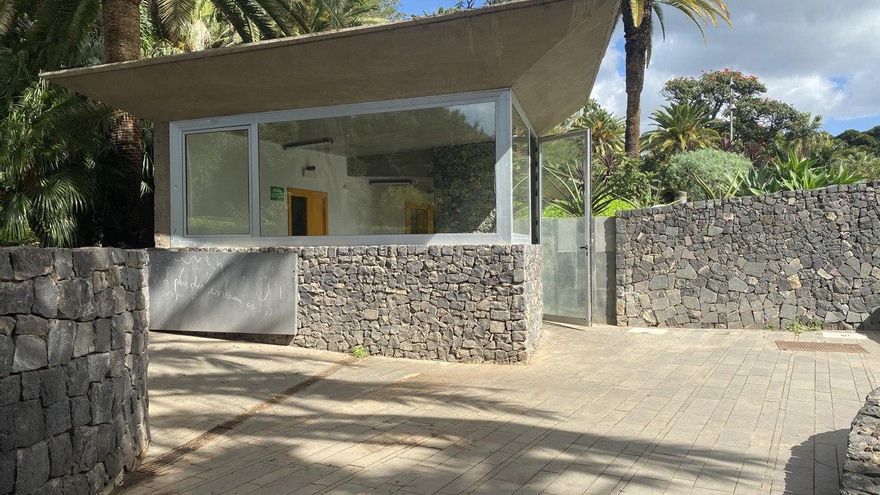 Exterior de los baños junto al parque infantil del García Sanabria de Santa Cruz de Tenerife.