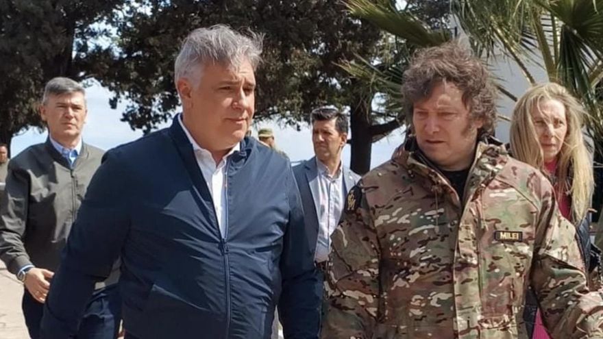 Milei sobrevoló la zona de incendios en Córdoba y recibió críticas por no bajar