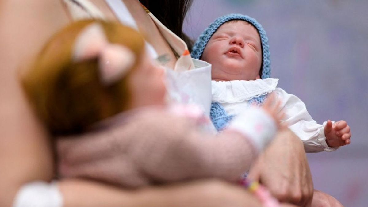 Los reborn son muñecos hiperrealistas que replican hasta las venitas en la piel o su textura y peso.