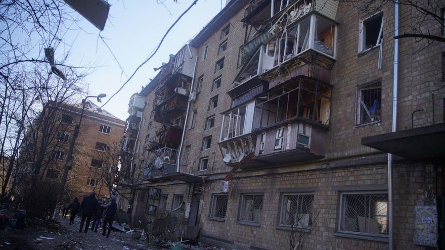 Un edificio de Kiev tras el incendió que provocó la caída de partes de un misil ruso.