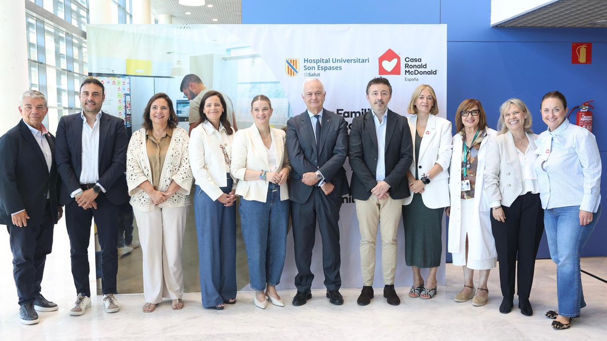 Cristina Granados (tercera por la derecha) y otros miembros del equipo de Son Espases durante un acto celebrado en el hospital