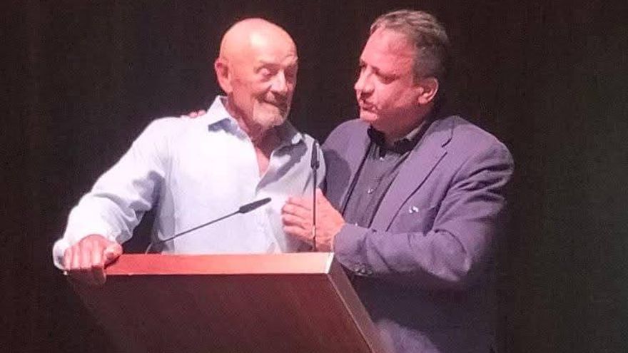 El nieto de Eusebio Cortezón, que lleva su mismo nombre, junto al fiscal de la Memoria Democrática, Carlos Yáñez, en un acto de Desmemoriados.