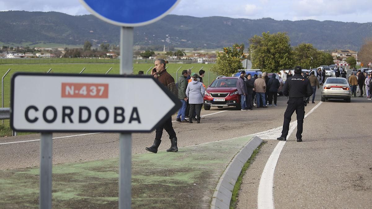 Vecinos esperando órdenes de la Policía Nacional para poder entrar en sus casas