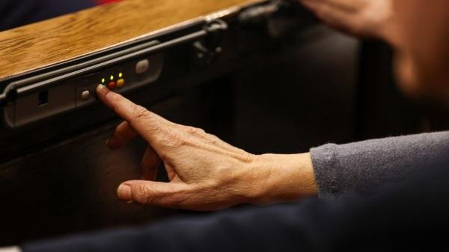 Archivo - Votación en el Parlament