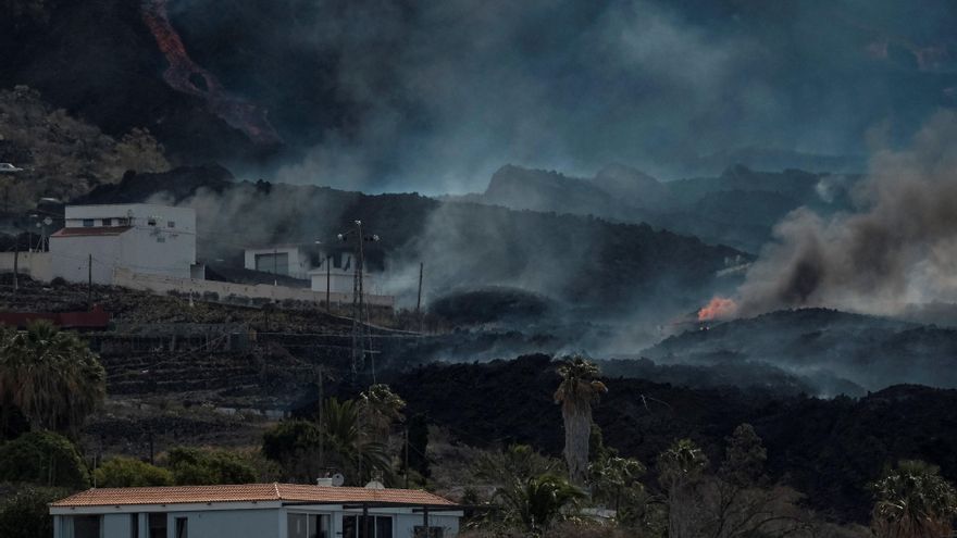 La colada norte del volcán de La Palma avanzando por el barrio de La Laguna, sepultando todo lo que encuentra a su paso. EFE/Ángel Medina G.