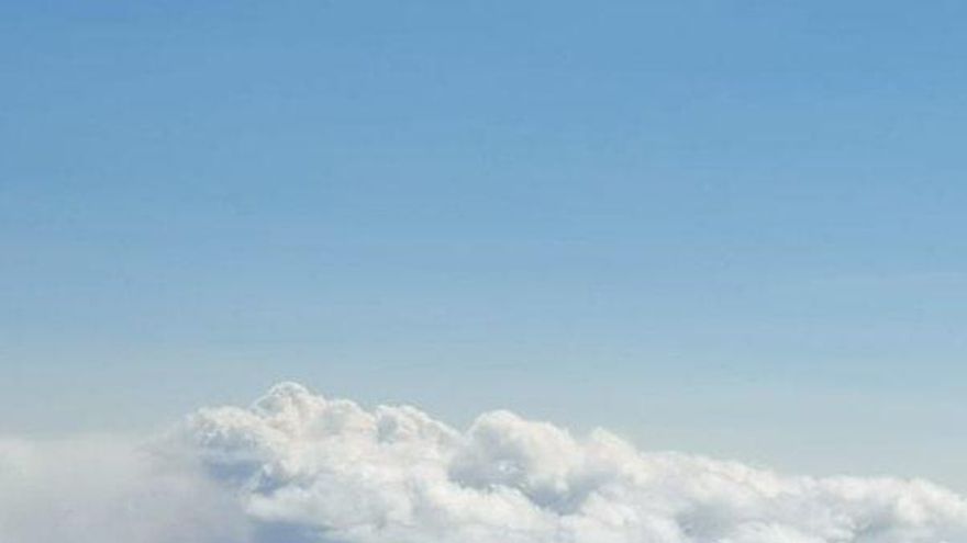 Una nube que puede poner en riesgo a los bomberos obliga a retirar a los efectivos que luchan contra el incendio de Sierra Bermeja