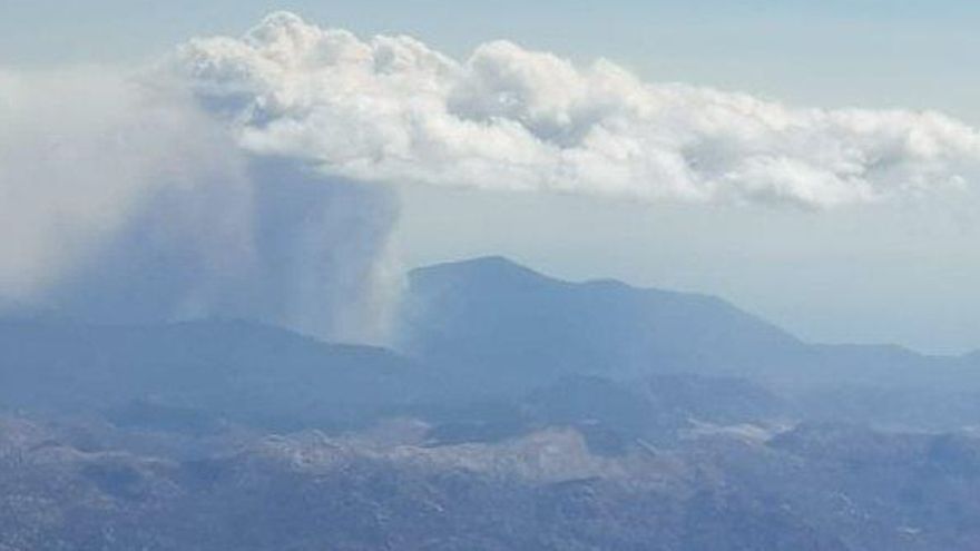 Pirocúmulo sobre la zona del incendio de Sierra Bermeja, Málaga