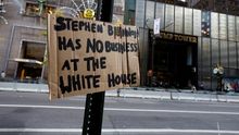 Un cartel en el que se lee "Stephen Bannon no debe estar en la Casa Blanca" cerca al edificio Torre Trump
