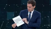 Albert Rivera, líder de Ciudadanos, enseña el titular sobre la supuesta ruina del niño Antonio por el impuesto de Sucesiones durante el debate electoral del 28A.