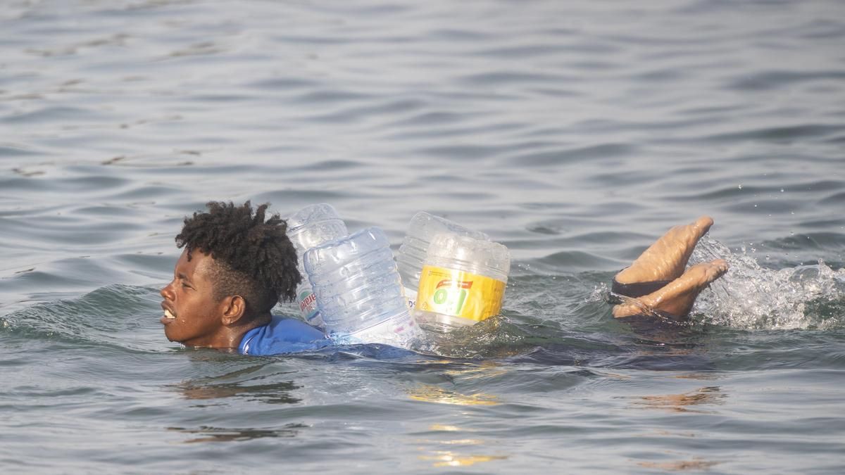 Un migrante intenta cruzar a España desde Marruecos, a 31 de julio de 2026, en Ceuta (España).