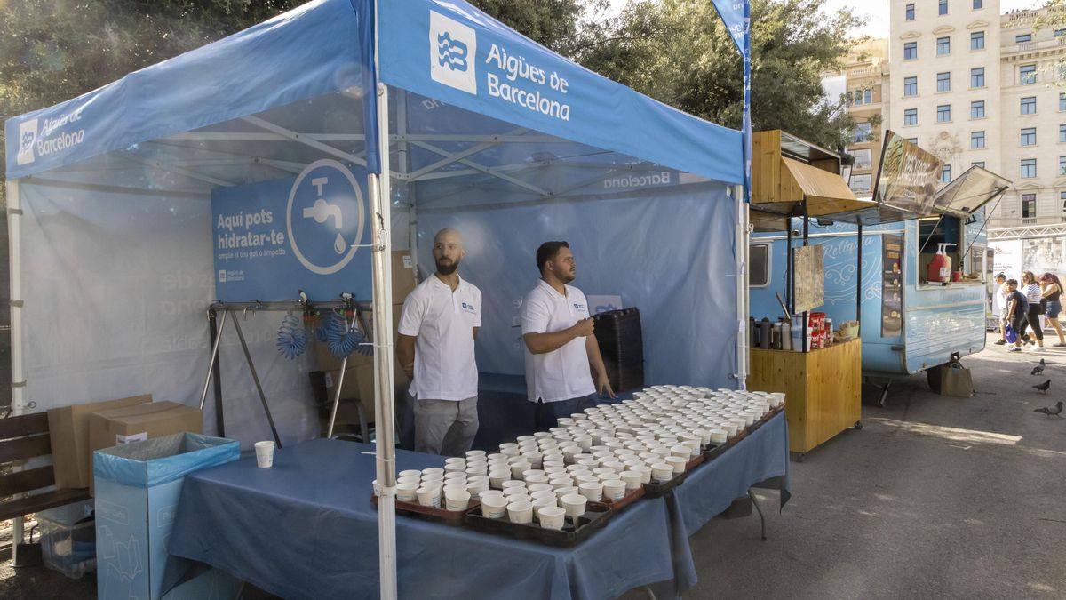 En la plaza se estableció un punto de hidratación para combatir el calor
