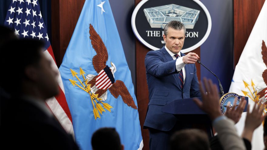 El secretario de Defensa de EE.UU, Pete Hegseth, habla durante una conferencia de prensa en el Pentágono.