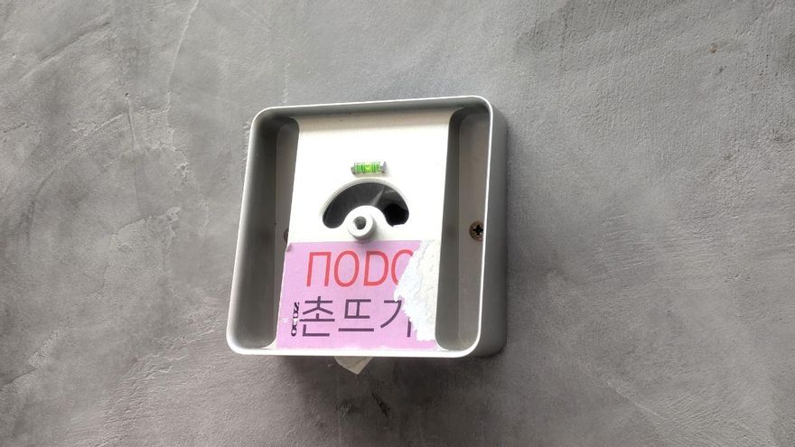 Lo que queda de la tablet para hacer pedidos en la heladería