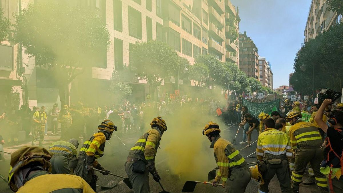 Imagen de archivo de una protesta en León contra la gestión de la Junta de los incendios forestales del pasado verano.