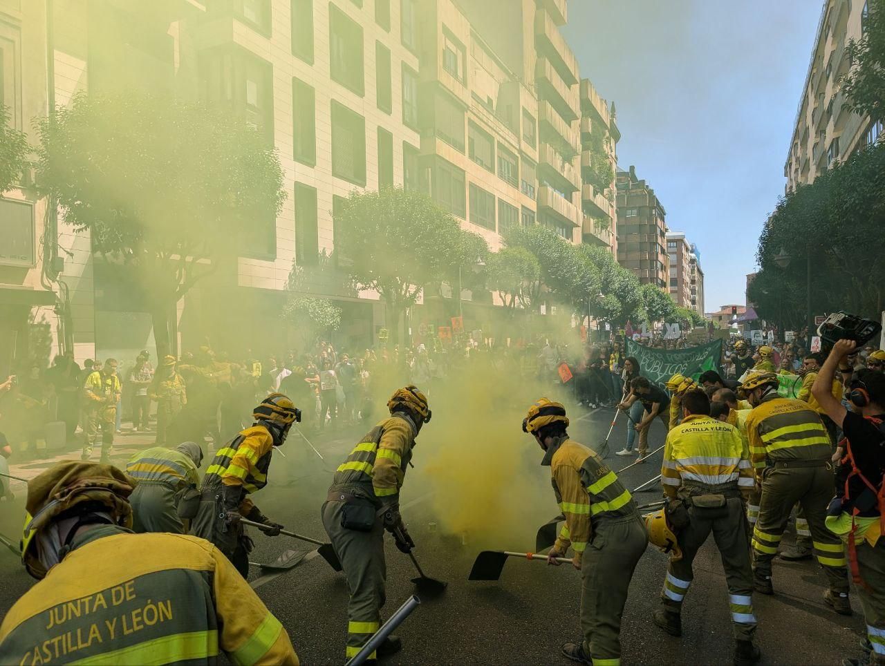 Protesta en León contra la gestión de la Junta de los incendios forestales de este verano.
