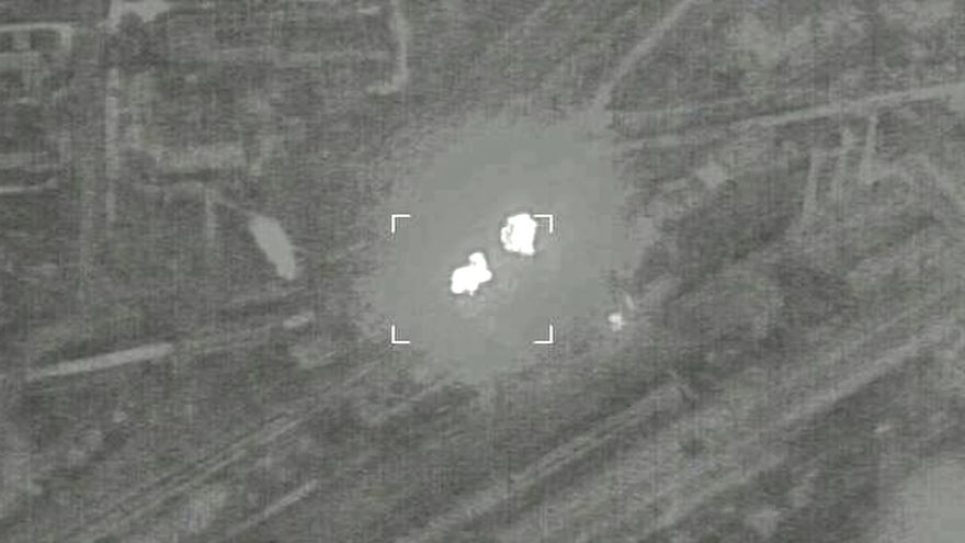 Un policía comprobaba la documentación de una familia recién llegada a Zaporiyia, procedente de Mariúpol, el pasado 4 de abril. EFE/Manuel Bruque