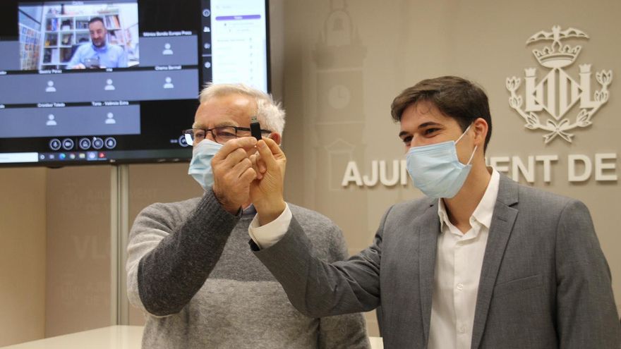 El alcalde de València, Joan Ribó, antes de presentar los presupuestos municipales, junto al concejal de hacienda, Borja Sanjuán.