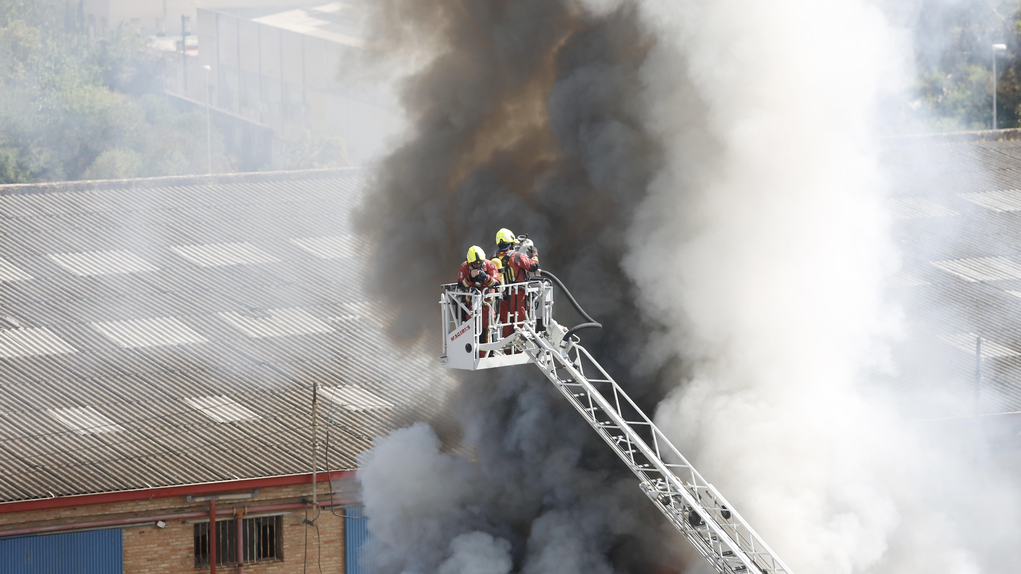 Los bomberos acuden a sofocar un aparatoso incendio de chatarra en los terrenos de la empresa Solanas