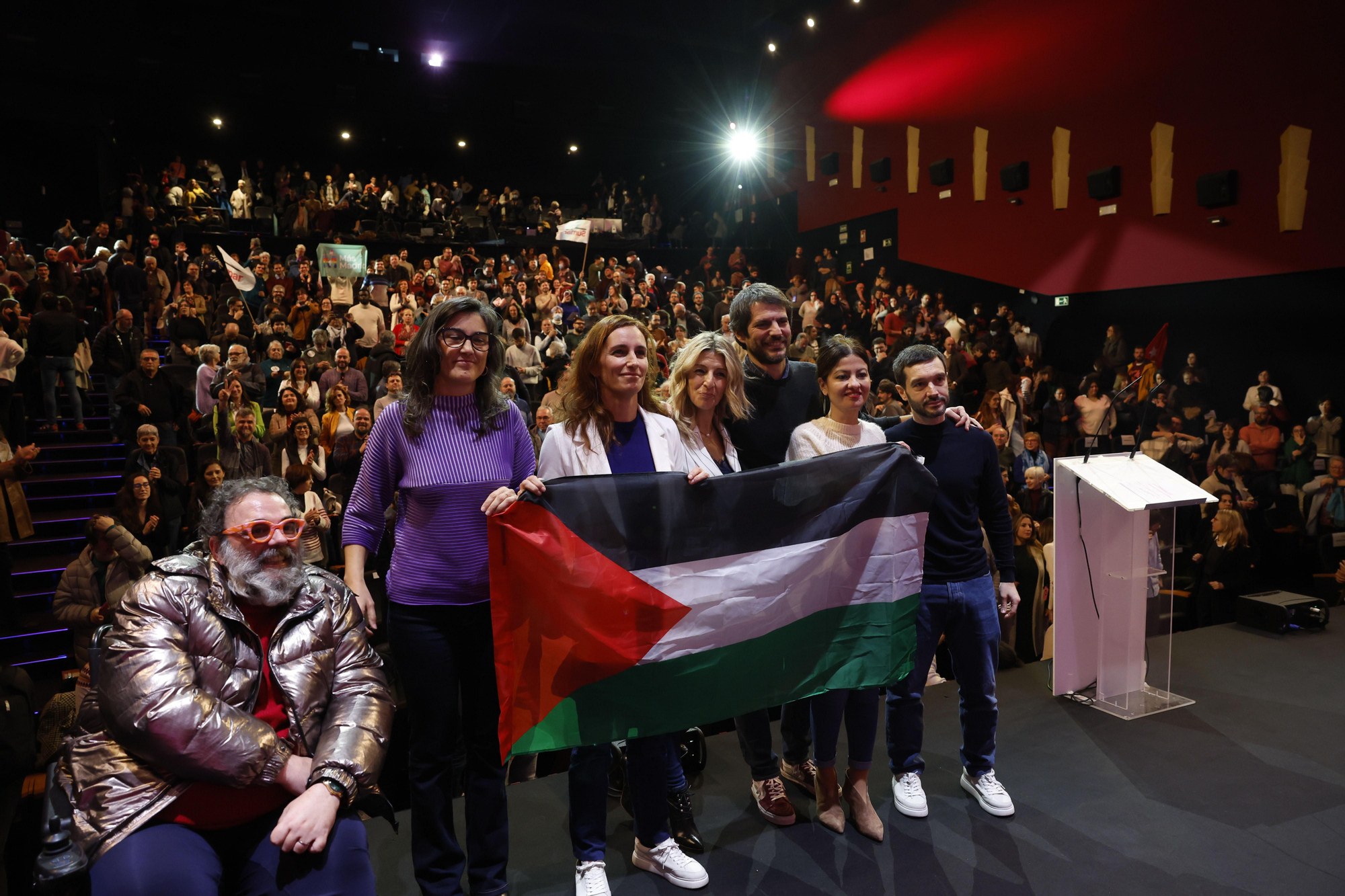 Las dirigentes de Sumar muestran una bandera palestina al finalizar el acto.