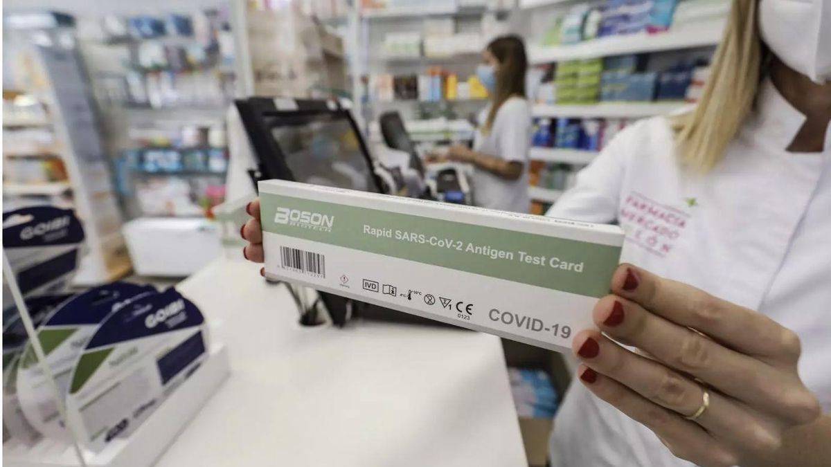 Una caja con test de antígenos contra la COVID-19 en una farmacia. Rober Solsona/Europa Press