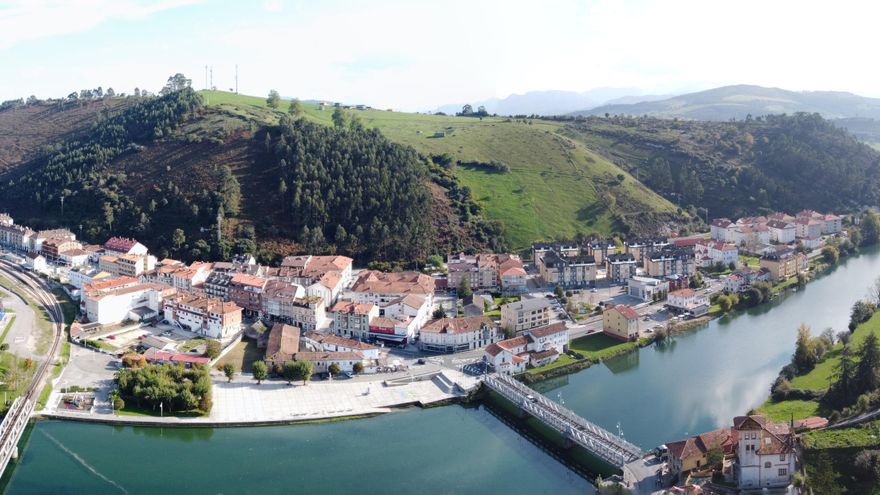 El pueblo de Cantabria donde se recorre el río Deva, se cruzan puentes y se comen corbatas