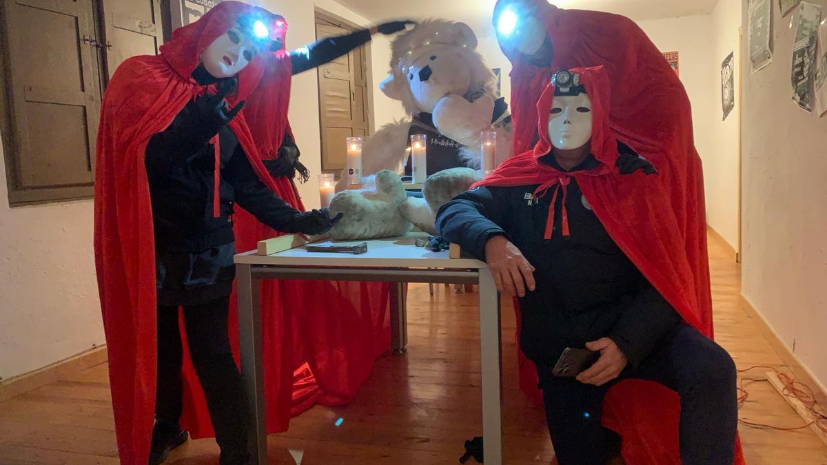 La mascota de Moreda a modo de Genarín subida a un paso.