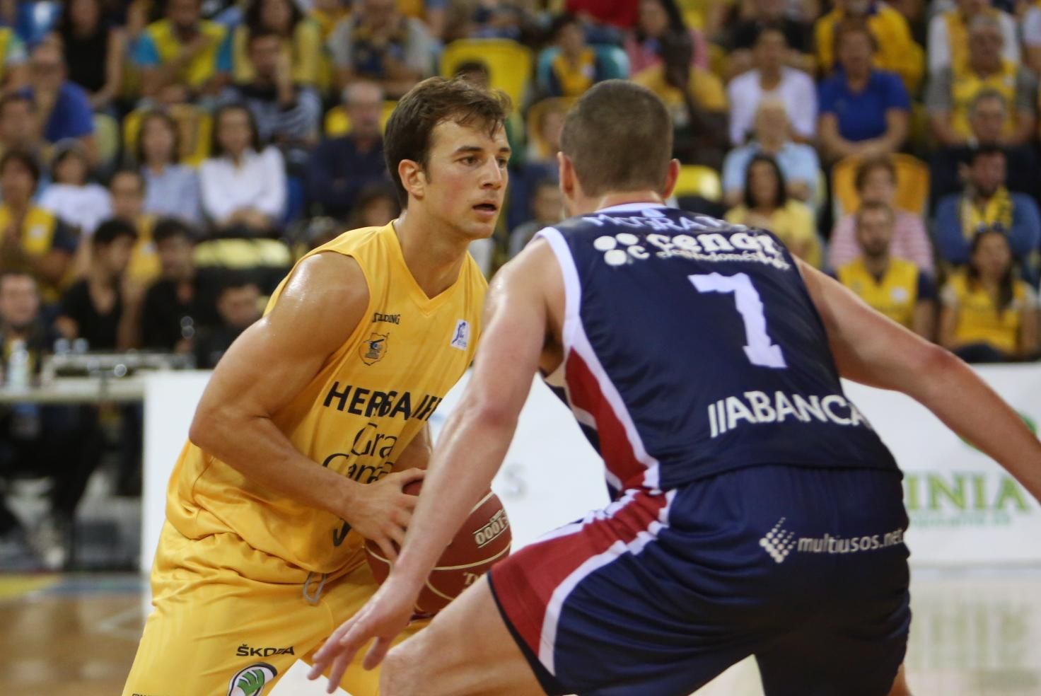 Encuentro entre el Herbalife Gran Canaria y Rio Natura Monbus Obradoiro en el Gran Canaria Arena.