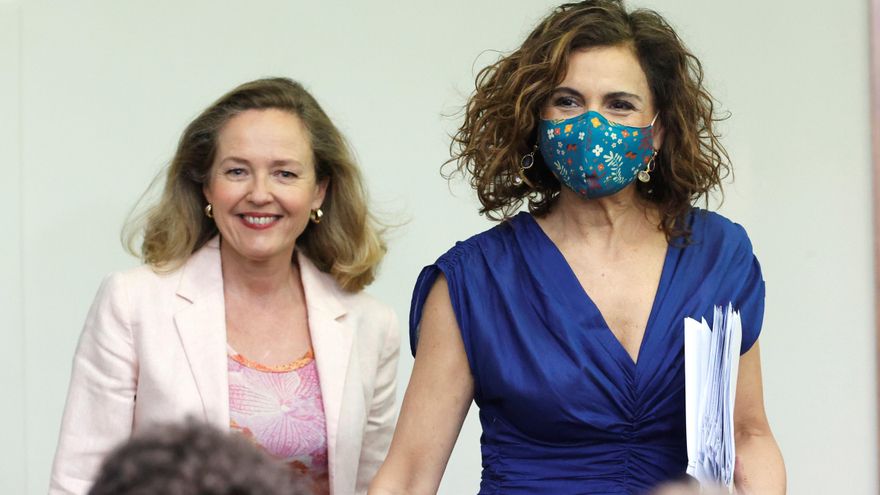 La vicepresidenta segunda del Gobierno y ministra de Asuntos Económicos y Transformación Digital, Nadia Calviño (i), y la ministra de Hacienda y portavoz del Gobierno, María Jesús Montero, a su llegada a la rueda de prensa tras la reunión del Consejo de Ministros, este martes en el Palacio de La Moncloa, en Madrid. EFE/ Zipi