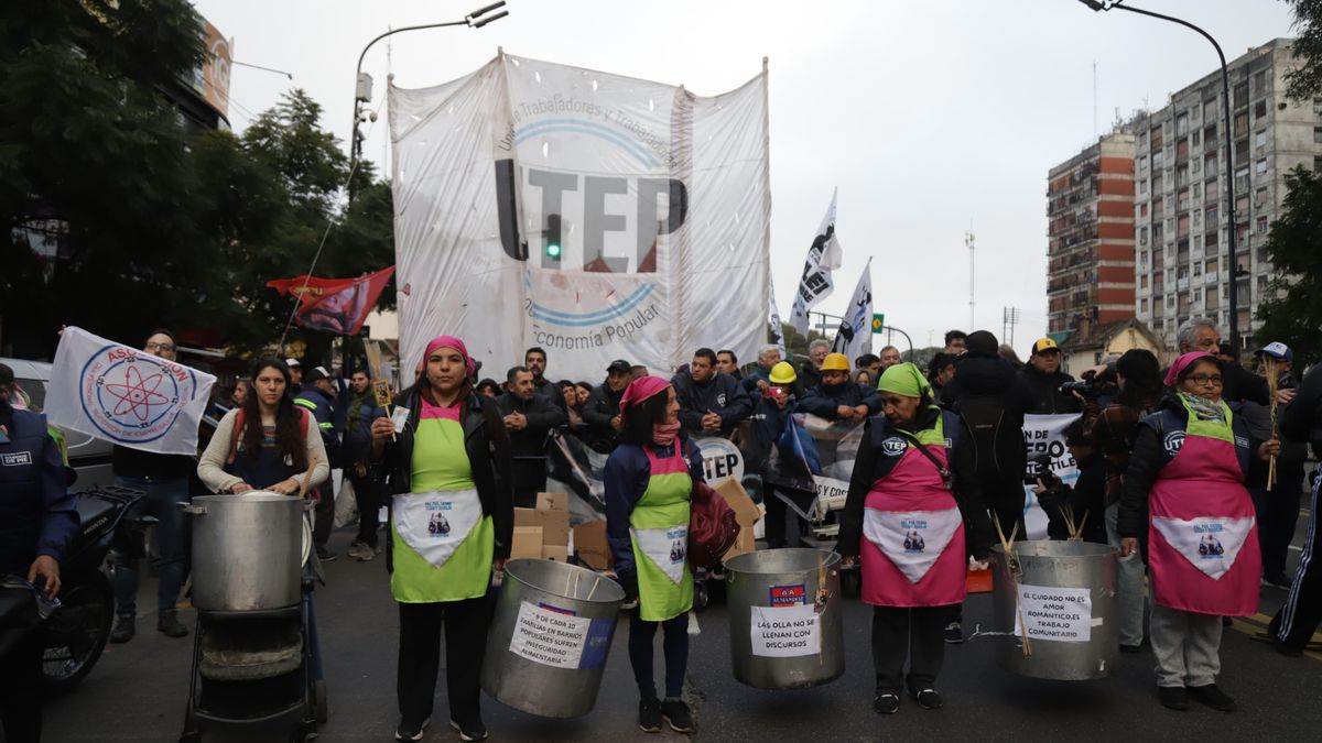Las cocineras de los barrios populares marchan al frente de la columna de la UTEP.