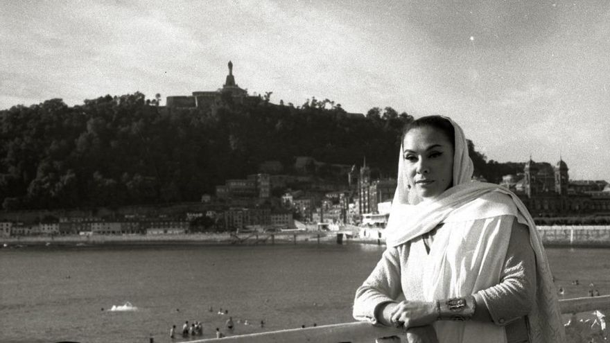 La actriz mexicana Dolores del Río, en el paseo de La Concha de Donostia