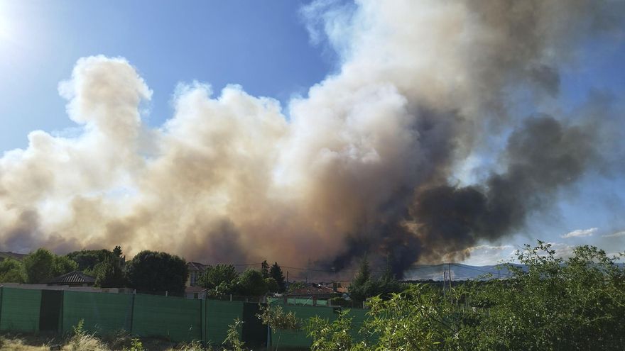 Vista del incendio de Lozoyuela desde la localidad vecina de Mangirón. La Comunidad de Madrid ha activado este jueves la Situación Operativa 2 de su Plan de Protección Civil contra Incendios Forestales (INFOMA) por un incendio forestal declarado en Lozoyuela, al norte de la región. EFE/