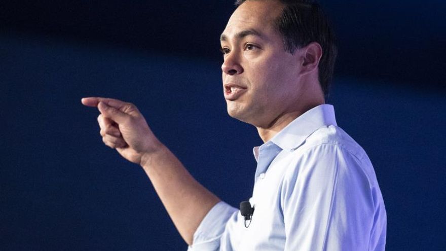 El candidato demócrata a la presidencia y exsecretario de Vivienda y Desarrollo Urbano, Julian Castro pronuncia un discurso durante la cumbre 'Sindicatos para Todos' en Los Ángeles, California, EEUU, en octubre de 2019.
