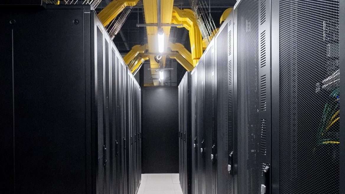 Archivo - Servidores de datos durante una jornada de puertas abiertas al centro de datos Digital Realty, a 22 de marzo de 2023, en Madrid (España). Por primera vez, un centro de datos, organiza en Madrid una jornada de puertas abiertas al público con moti