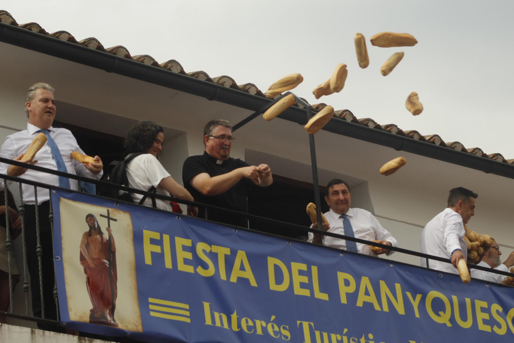 Los panes y los quesos vuelan desde la ermita de Quel para cumplir con una tradición de más de 500 años