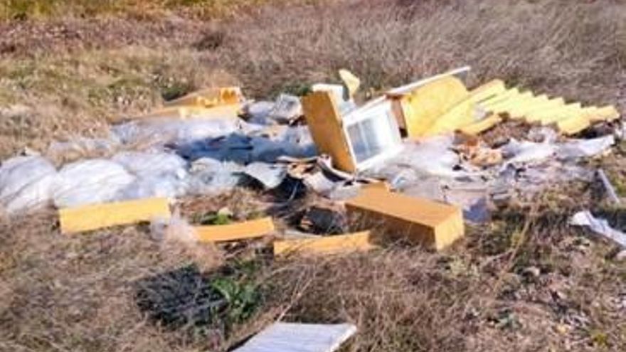 Calahorra retira vertidos ilegales en el Cidacos a la altura de la depuradora